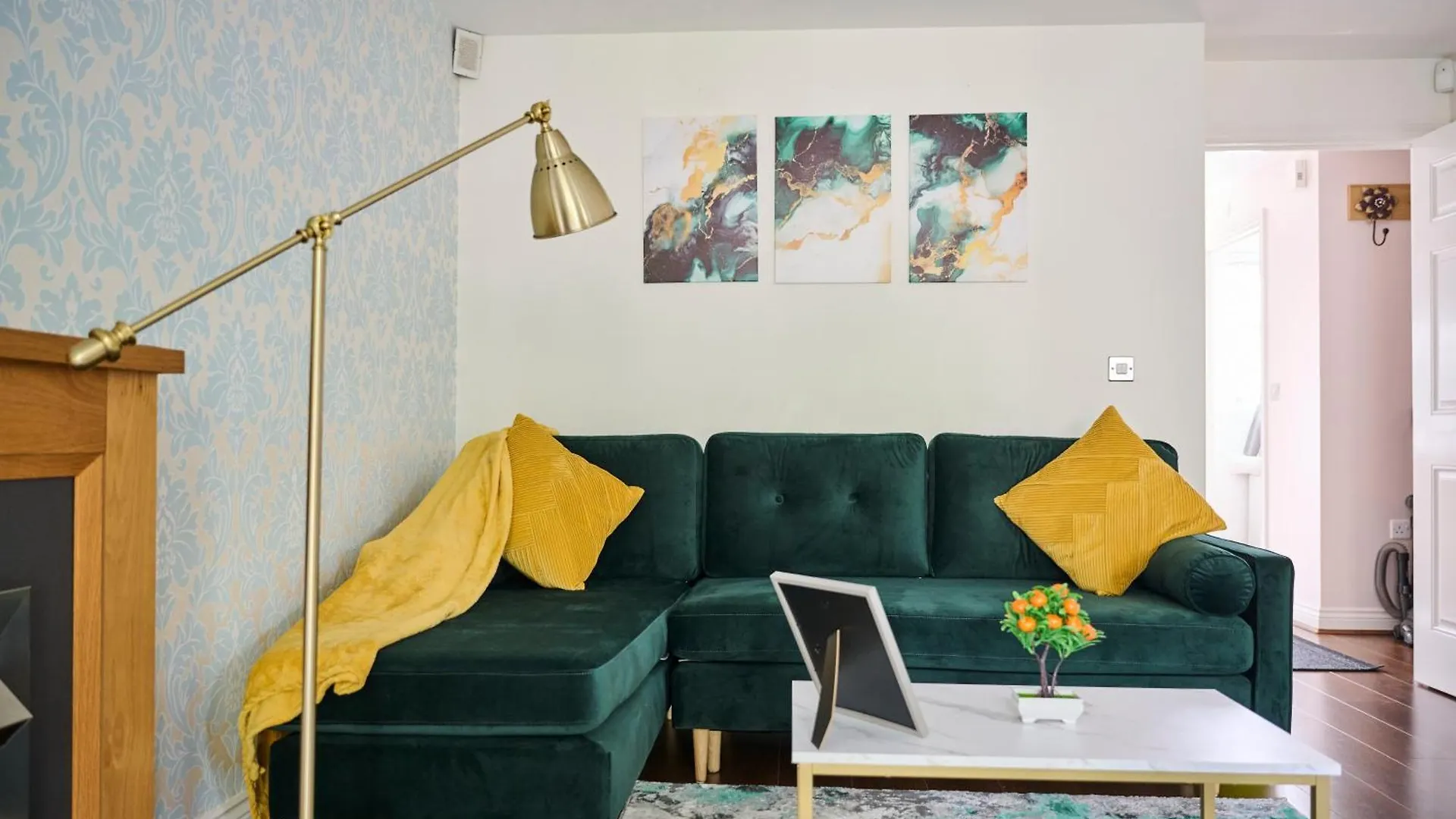 Apartment Cherish Stays Spacious & Amazing 3 Bed House In Hayes & Heathrow West Drayton