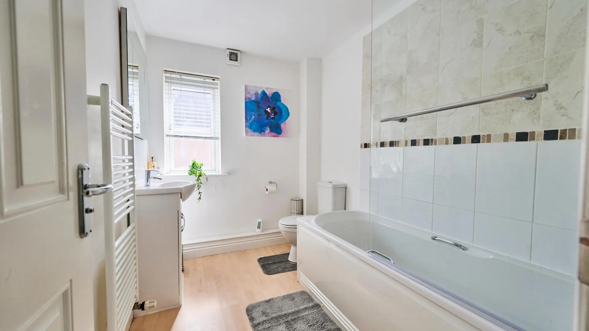 Cherish Stays Spacious & Amazing 3 Bed House In Hayes & Heathrow West Drayton  0*, West Drayton (Middlesex)