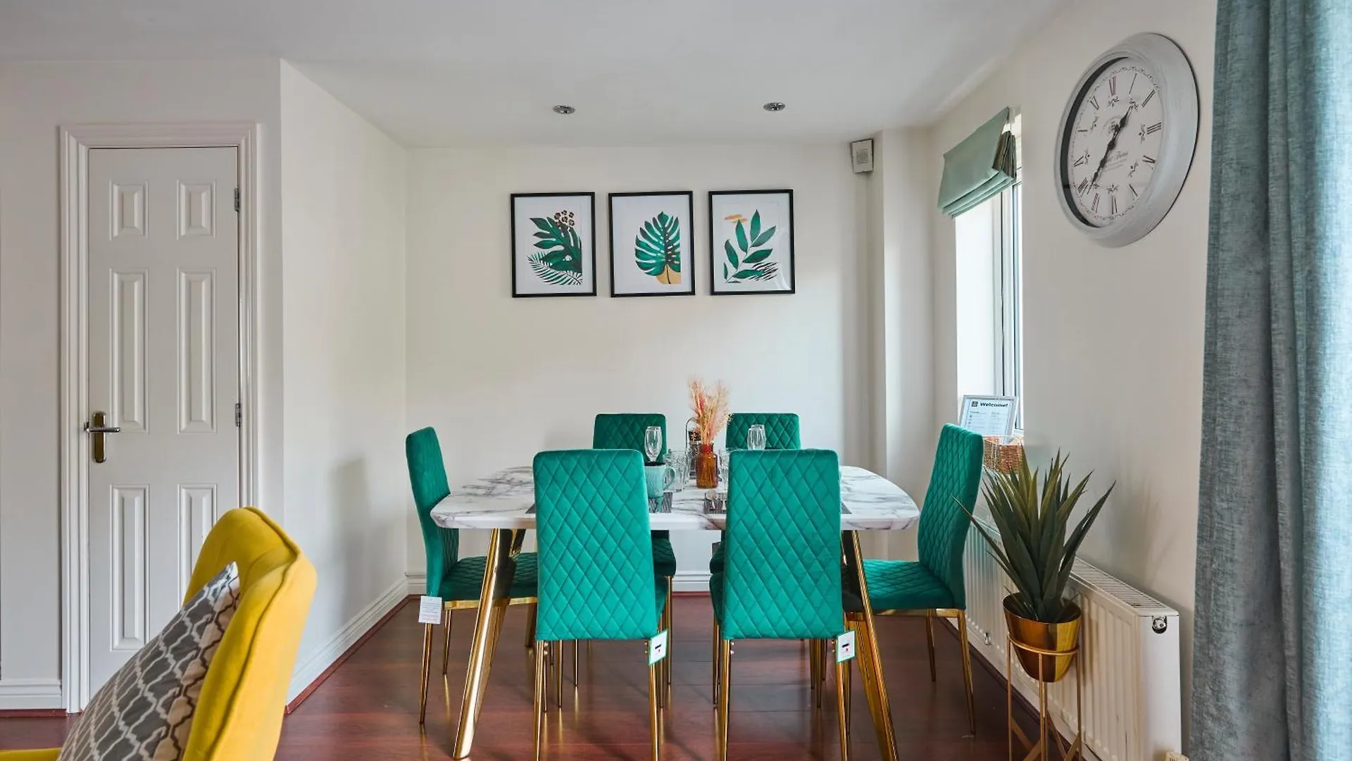 Cherish Stays Spacious & Amazing 3 Bed House In Hayes & Heathrow West Drayton  Apartment