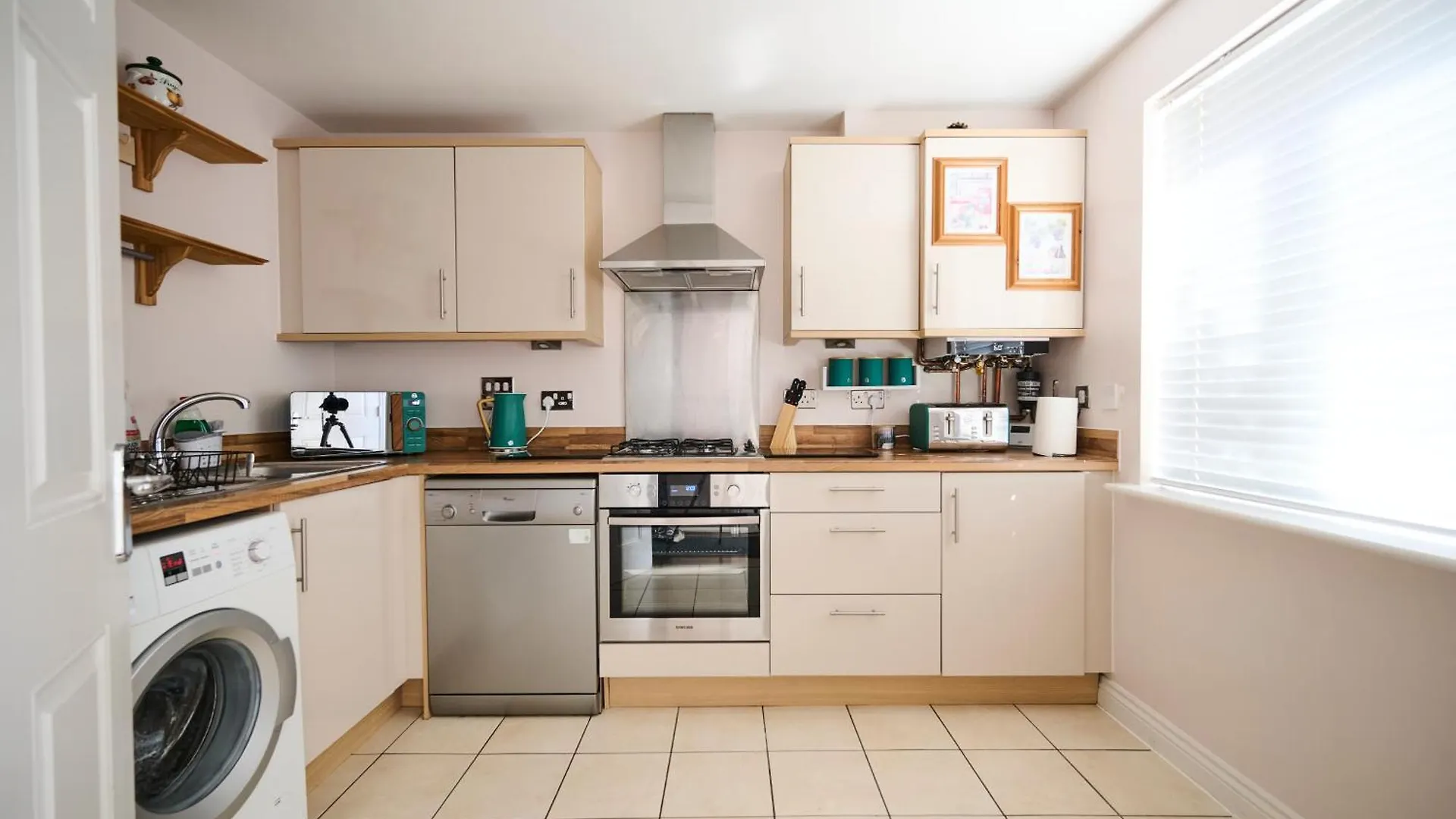 Cherish Stays Spacious & Amazing 3 Bed House In Hayes & Heathrow West Drayton